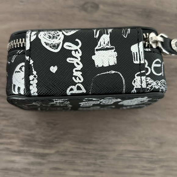 Henri Bendel small zip around pouch (zipper is hard to zip) - Picture 6 of 9